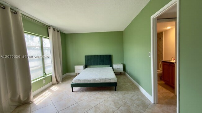 Building Photo - 3150 N Palm Aire Dr