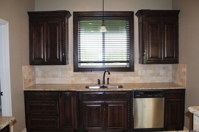 Building Photo - 1811 Spruce Pine Lane