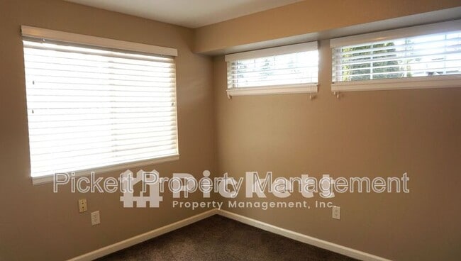 Building Photo - 10421 Ashley Cir NW