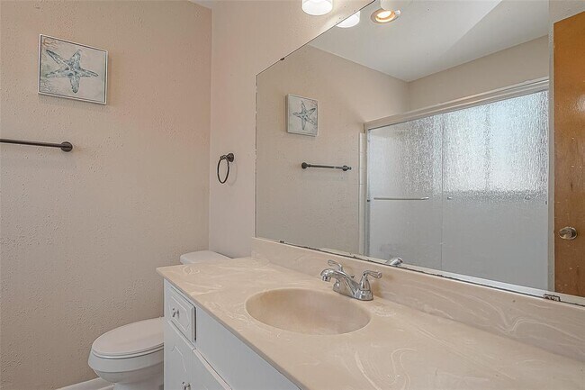 Building Photo - 2201 Fountain View Dr