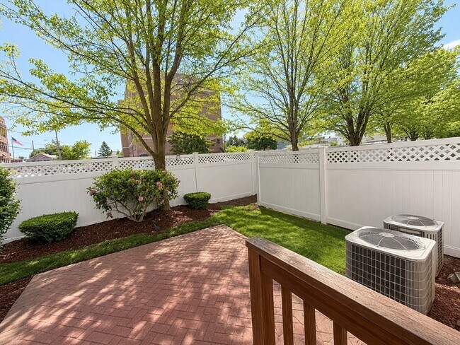 Building Photo - 360 Charles St