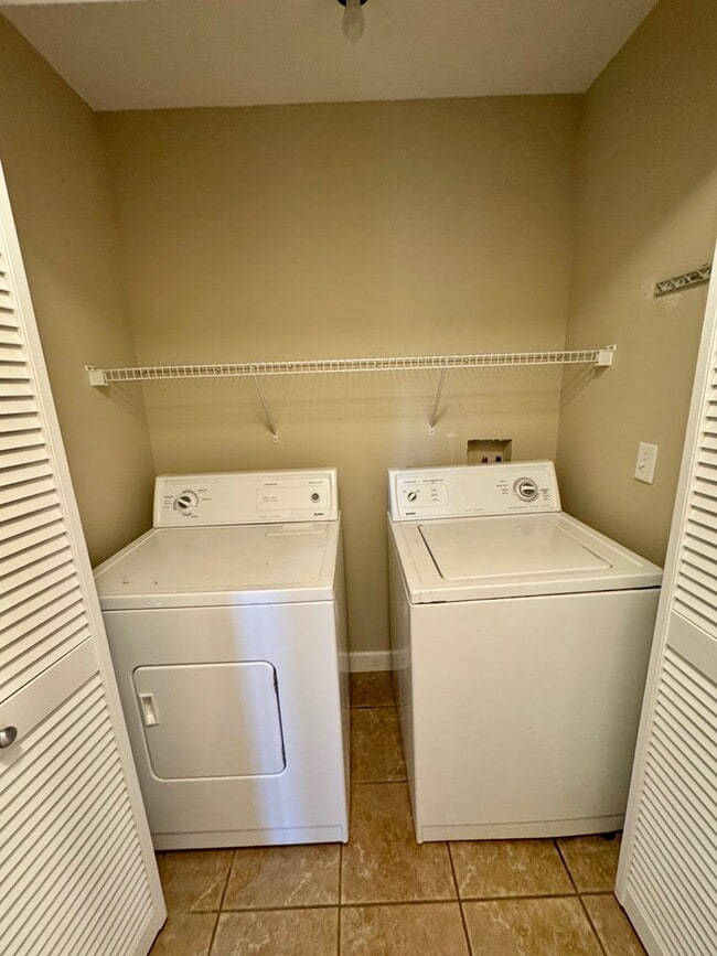 Building Photo - 208 Sawyer Ln