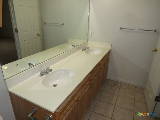 Building Photo - 2609 Lucille Dr