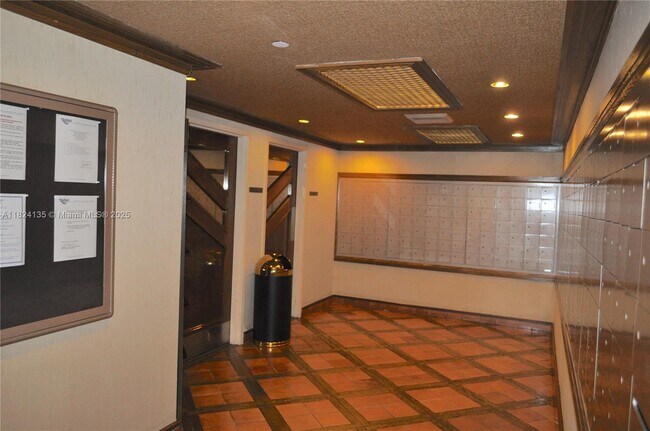 Building Photo - 520 Brickell Key Dr