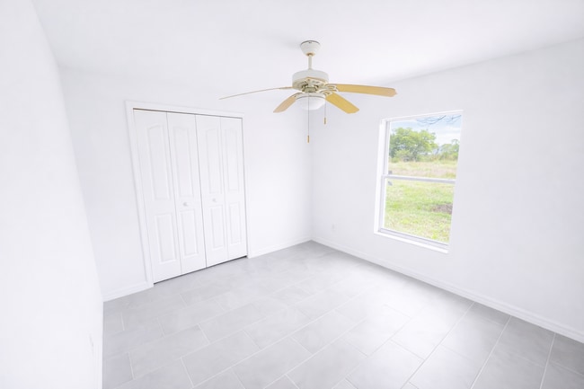 Building Photo - SPACIOUS 3Bd / 2 Ba SINGLE FAMILY HOUSE AVAILABLE