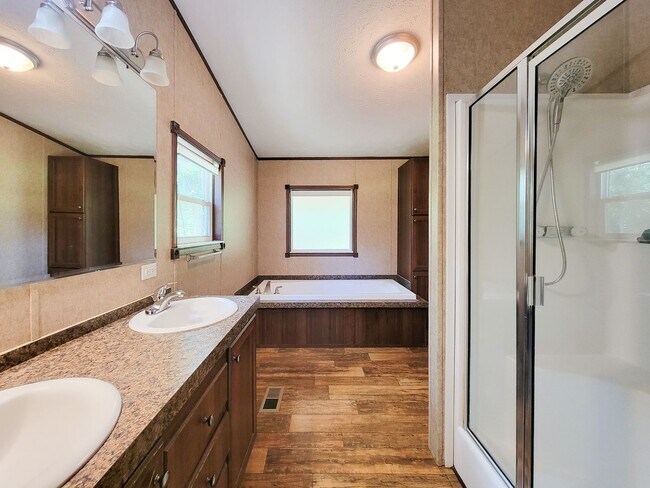 Building Photo - Cozy and Adorable home 4 bedroom 2 bath ho...