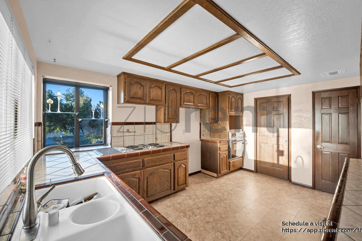 Building Photo - 716 Buckingham Dr