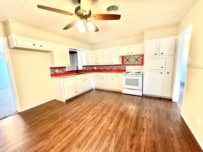 Building Photo - Beautiful Home right next to Hobby Lobby and Remington Park! Self Showing