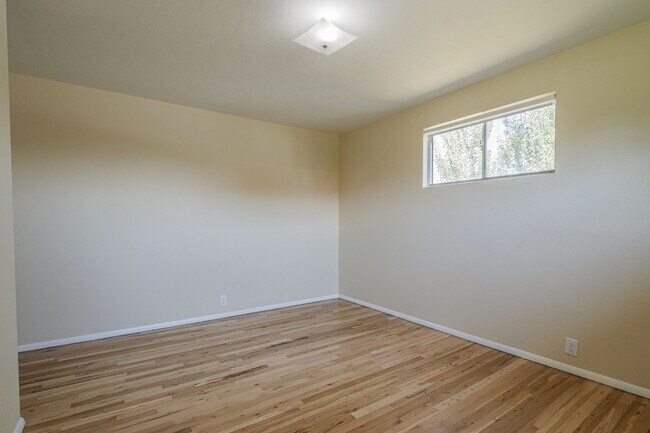 Building Photo - 718 Brassie Dr