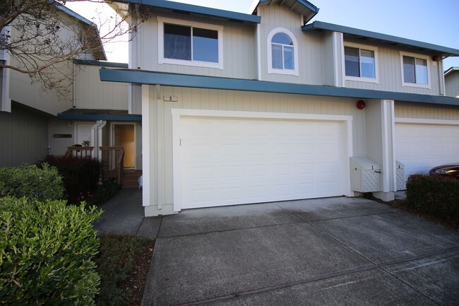 Primary Photo - 3 Bedroom Townhome for Rent!