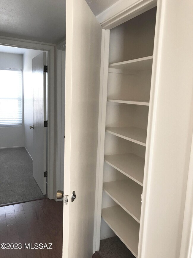 Building Photo - 7800 N Nicole Pl