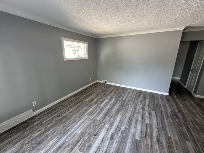 Building Photo - 24924 Lexington Ave