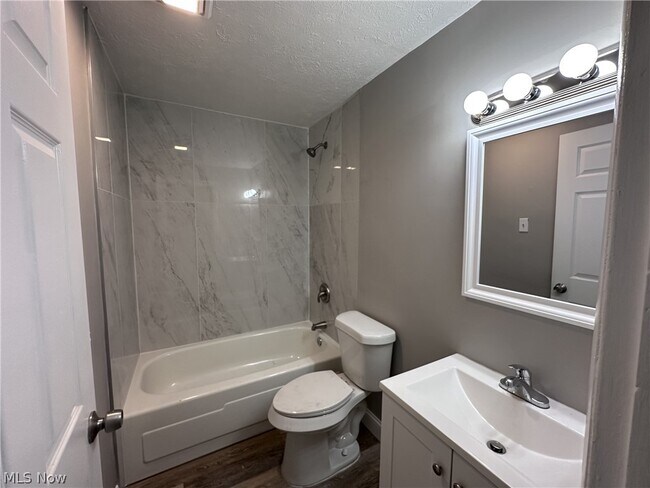 Building Photo - 480 Massillon Rd