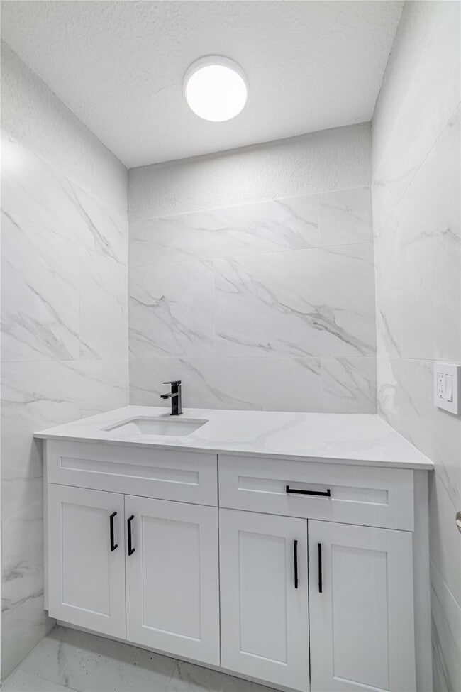 Building Photo - 6220 SW 9th Ct