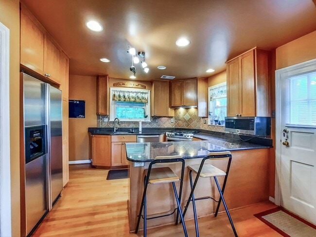 Building Photo - Short-term Rental. 4BR/3.5BA Cape Cod – Ov...