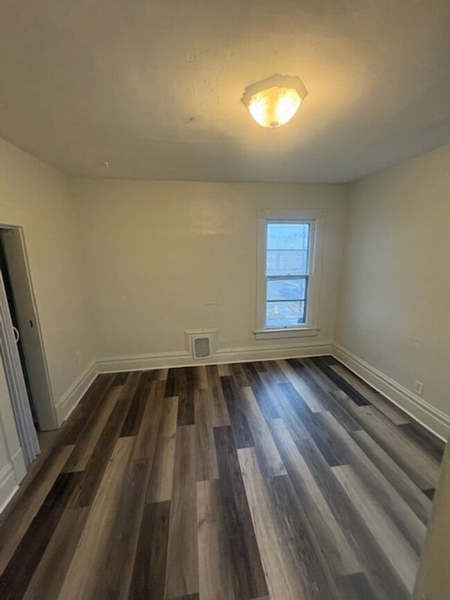 Building Photo - 723 W Armstrong Ave