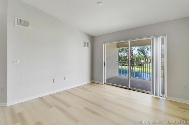 Building Photo - 121 SW Palm Dr