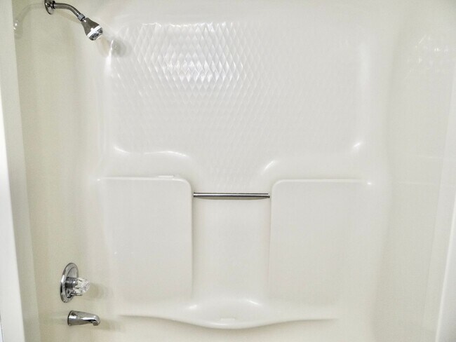 Building Photo - Rent Special w/ year lease- Beautifully Remodeled 2 Bed/2 Bath in Deer Creek @ Deerfield Surfside