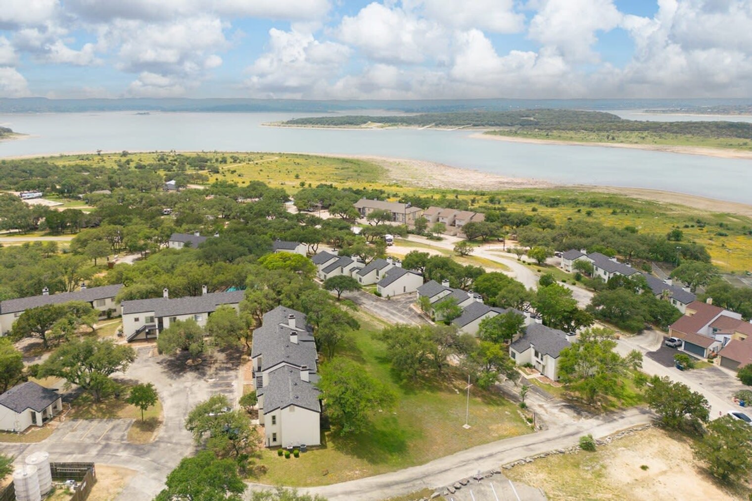 Building Photo - 1029 Parkview Dr