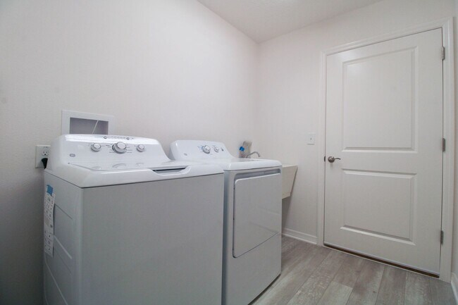 Building Photo - 7637 Rutherford Ln