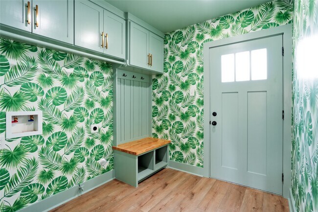 Building Photo - 532 N Super St