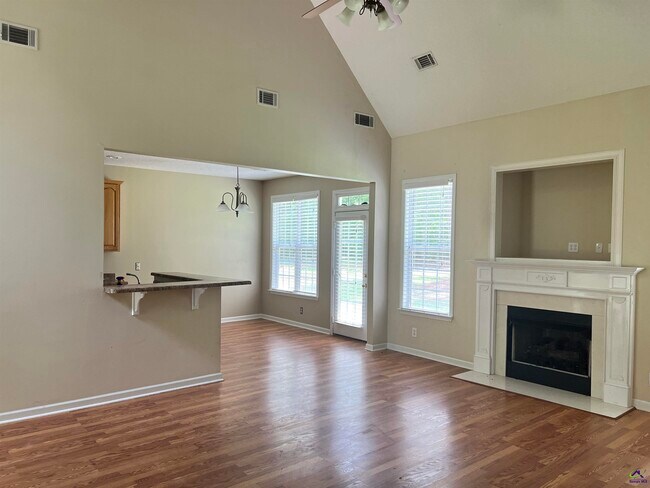 Building Photo - 136 Joycliff Cir