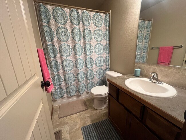 Building Photo - Beautiful single-family home in Berthoud!