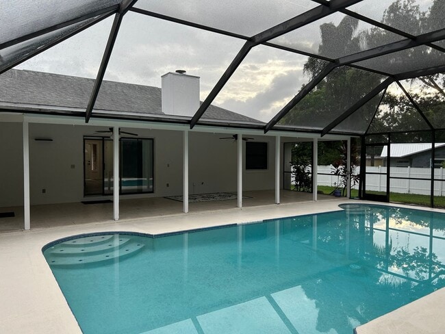 Building Photo - Water view - Pool home