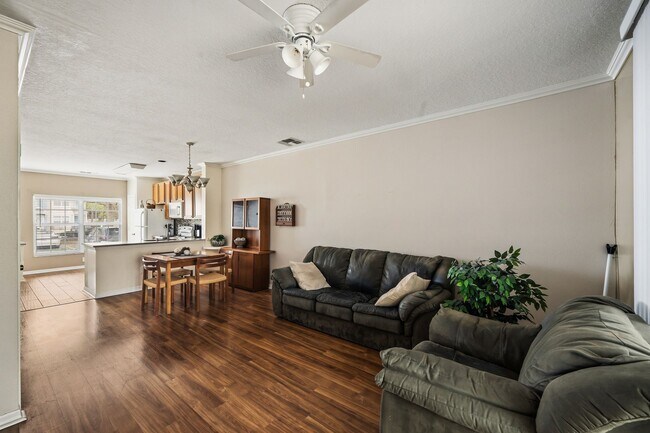 Building Photo - Beautifully Updated 2/2.5 Townhouse in the Heart of Lake Mary