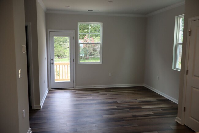 Building Photo - charming 3-bedroom