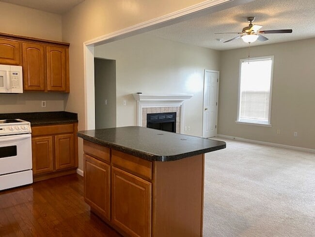 Building Photo - Three Bedroom Executive Home with 2.5 Bath...