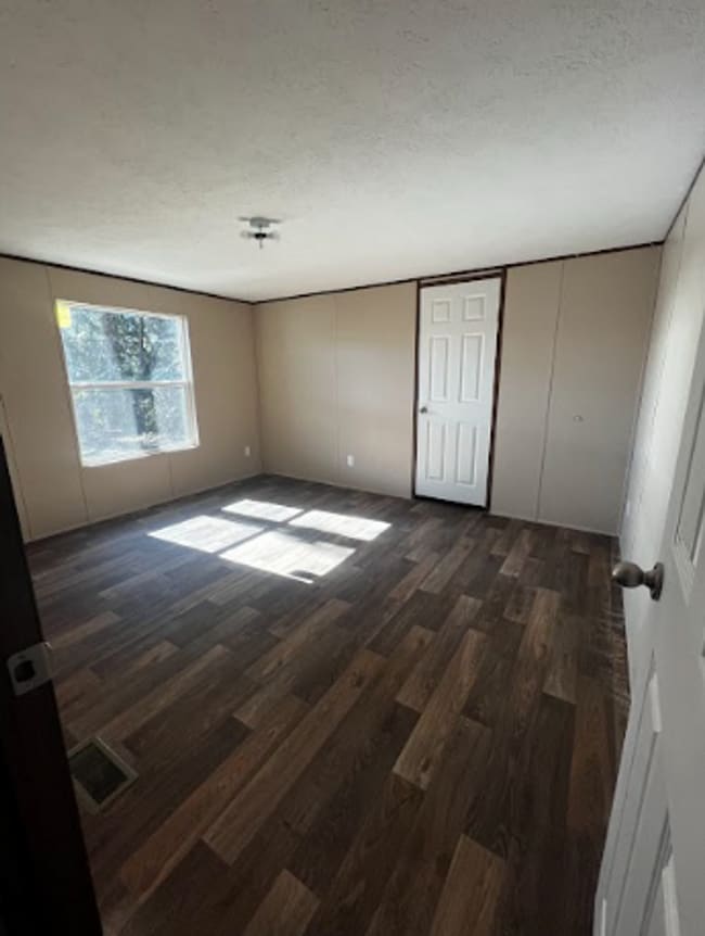 Building Photo - 7017 Silver Lake Dr
