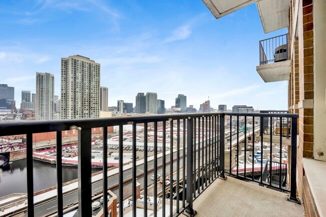 Building Photo - 600 N Kingsbury St