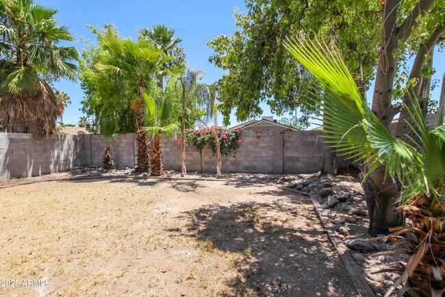 Building Photo - 927 E Escuda Dr