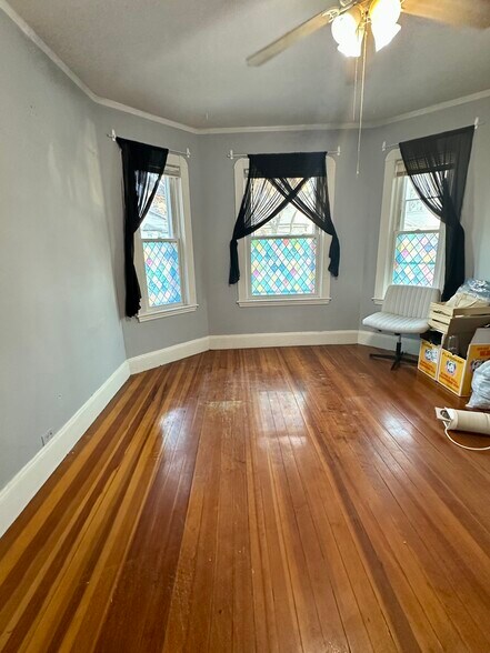Building Photo - 756 Saratoga St