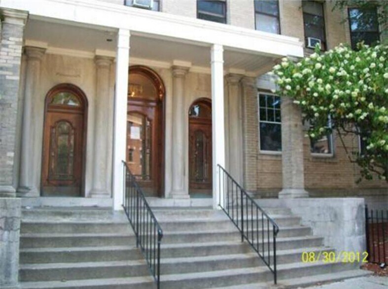 Building Photo - 164 Strathmore Rd