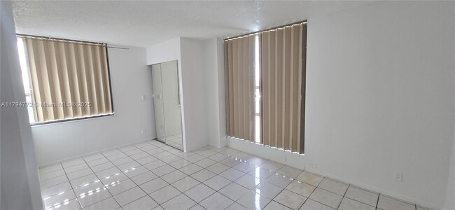 Building Photo - 1800 Collins Ave