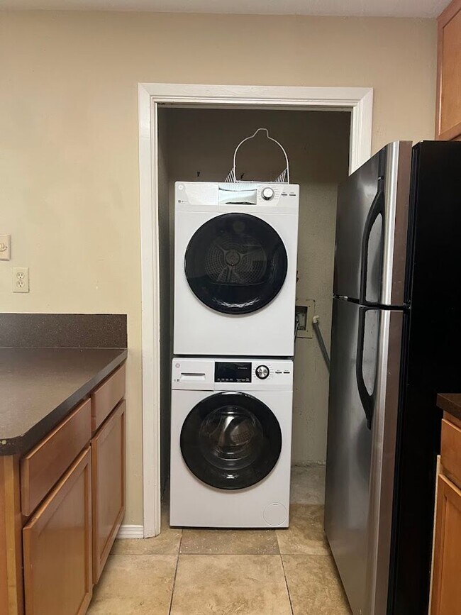 Building Photo - K225 - Croix #121