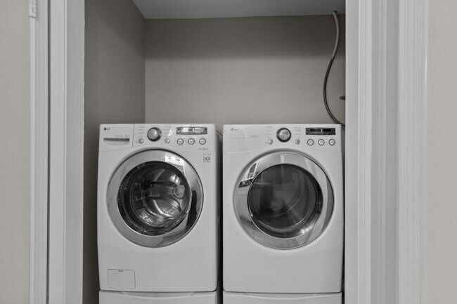 Building Photo - 1042 Mainstreet Lake Dr