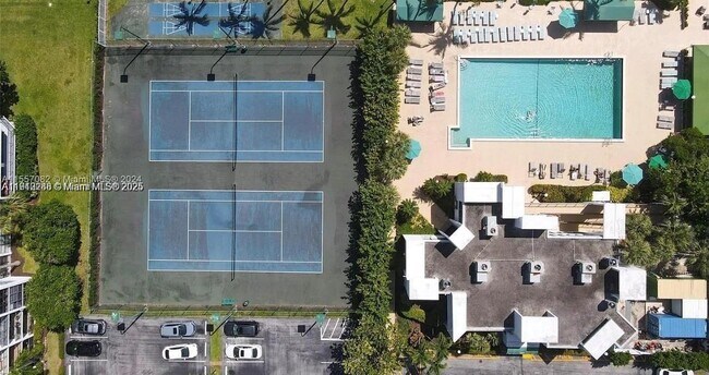 Building Photo - 1000 Parkview Dr