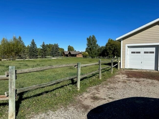 Building Photo - 2 bed, 2 bath, detached heated shop, great...