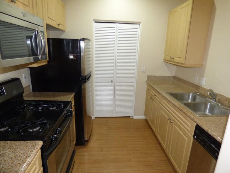 Building Photo - 2429 WATERMARKE Pl