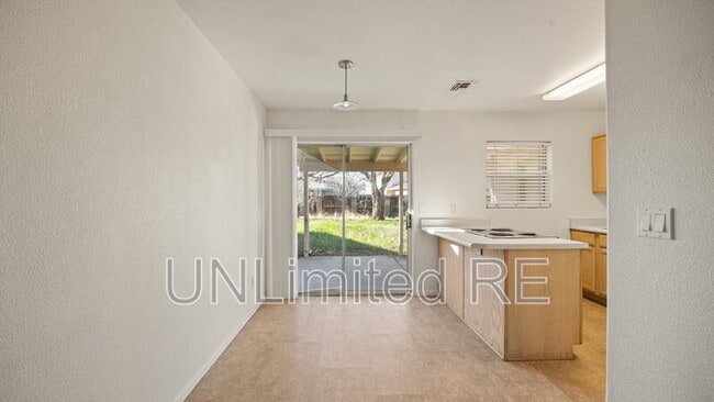 Building Photo - 3232 N Hedgewood Dr