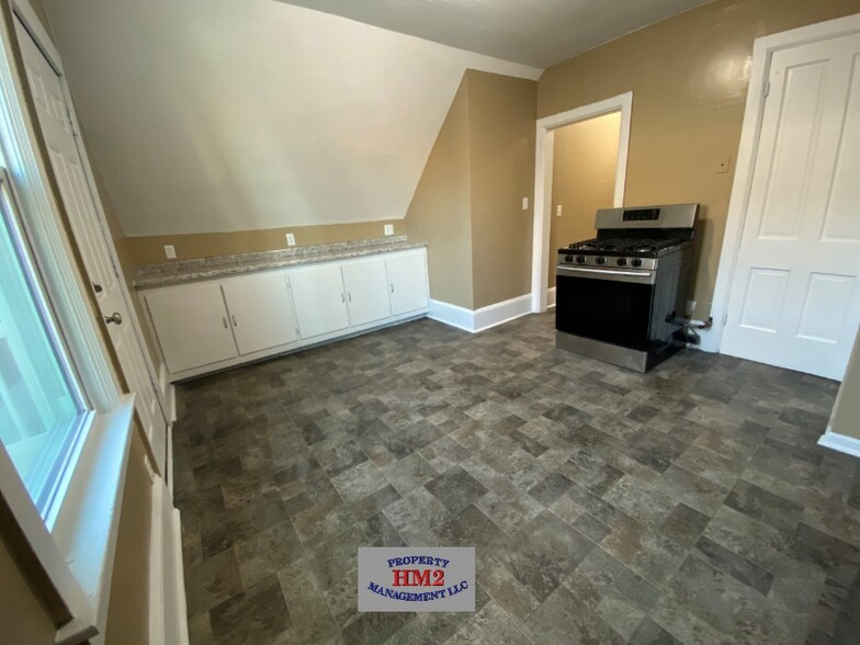 Building Photo - 517 S Water St