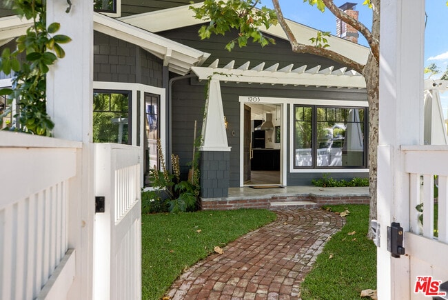 Building Photo - 1203 N Poinsettia Pl