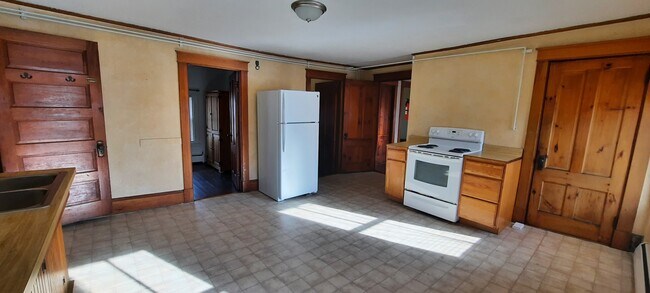 Kitchen - 1043 Stillwater Ave