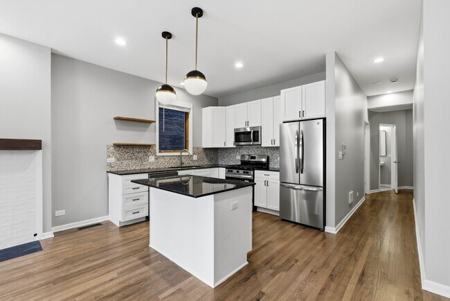 Building Photo - 943 N Leavitt