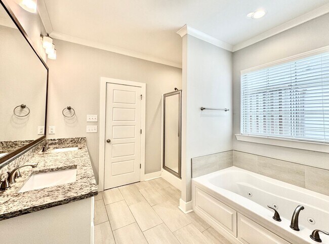 Building Photo - Warm Elegance in The Willows - 4Bedroom 2B...