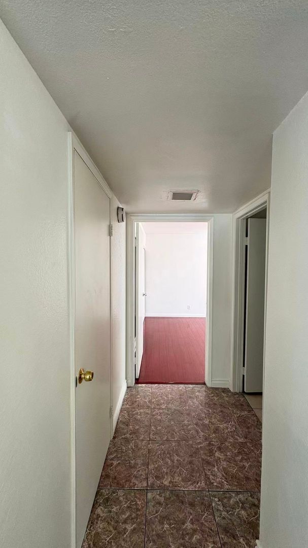 Building Photo - Cozy Home