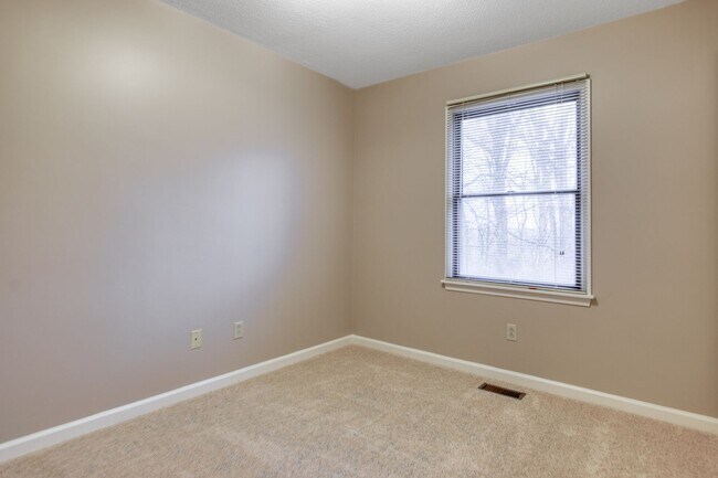 Building Photo - 3 bed/2 1/2 Bath.  Pet Friendly.  Easy access to I81/US460